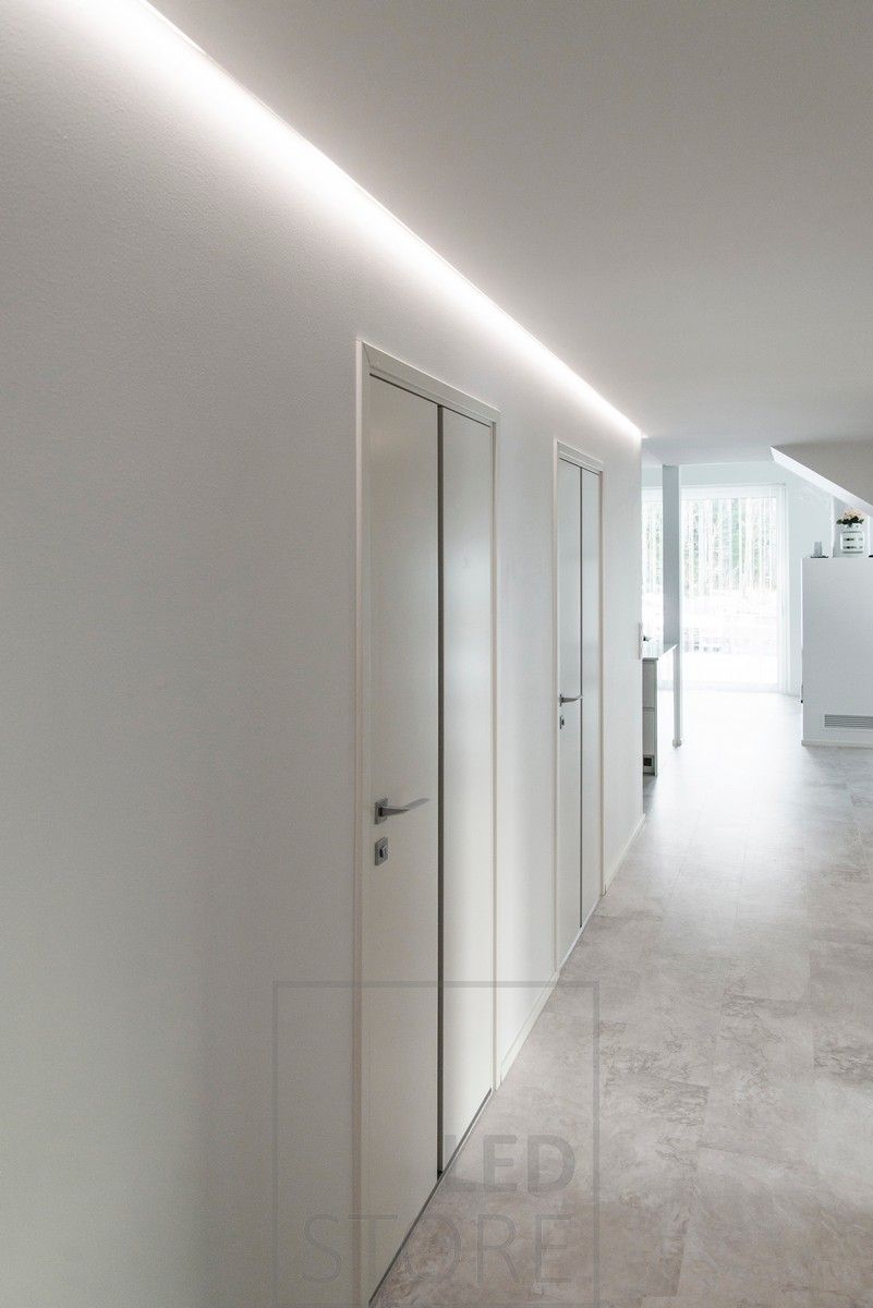 Käytävän valaistu kauniisti epäsuoralla valolla. Led nauha alumiiniprofiilissa asennettuna katon ja seinän väliseen uraan. Ledstore.fi
