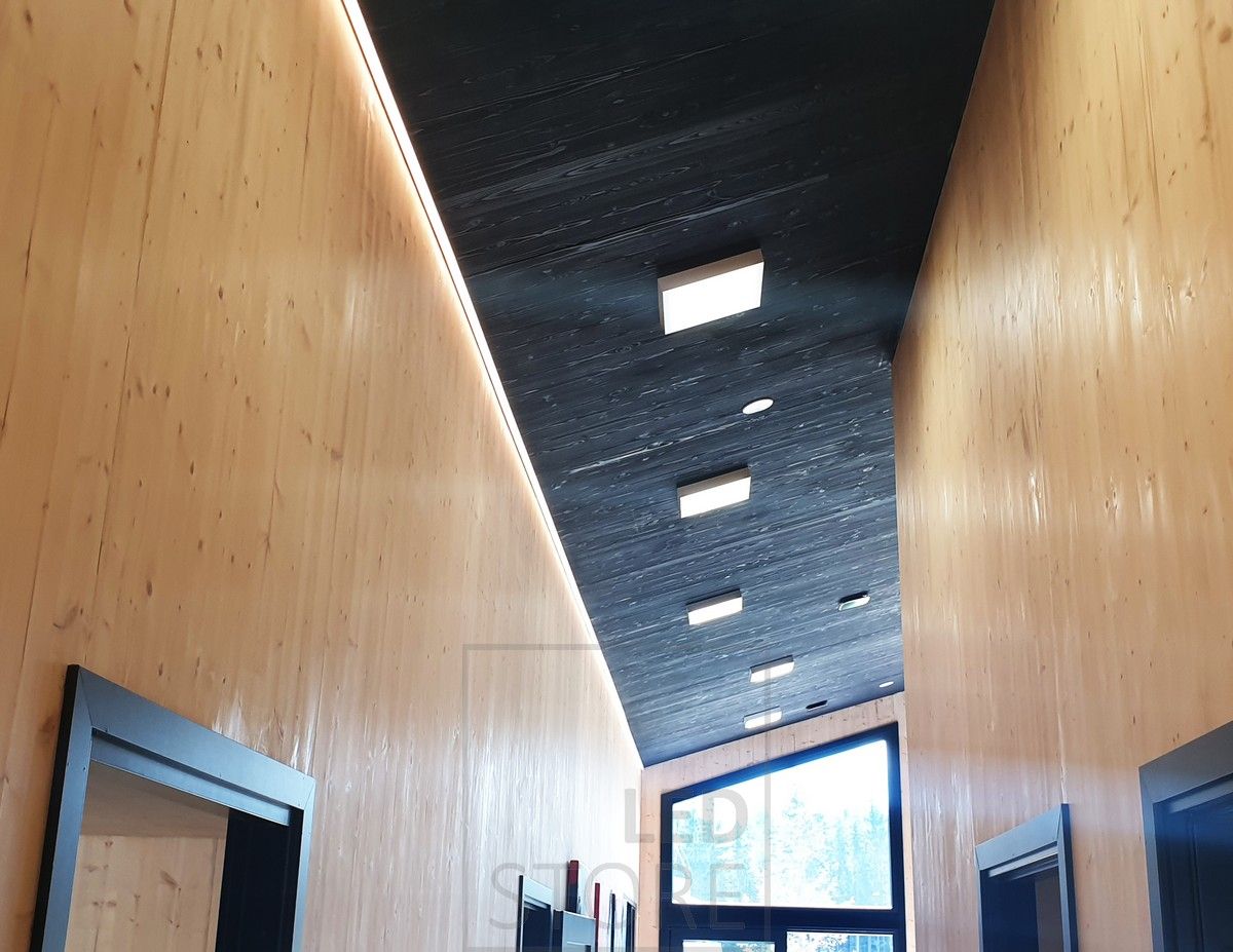 Korkeassa käytävässä led nauha katon ja seinän välissä valaisemassa tunnelmavaloa. Yleisvalaistus Paneeli-valaisimilla. Ledstore.fi