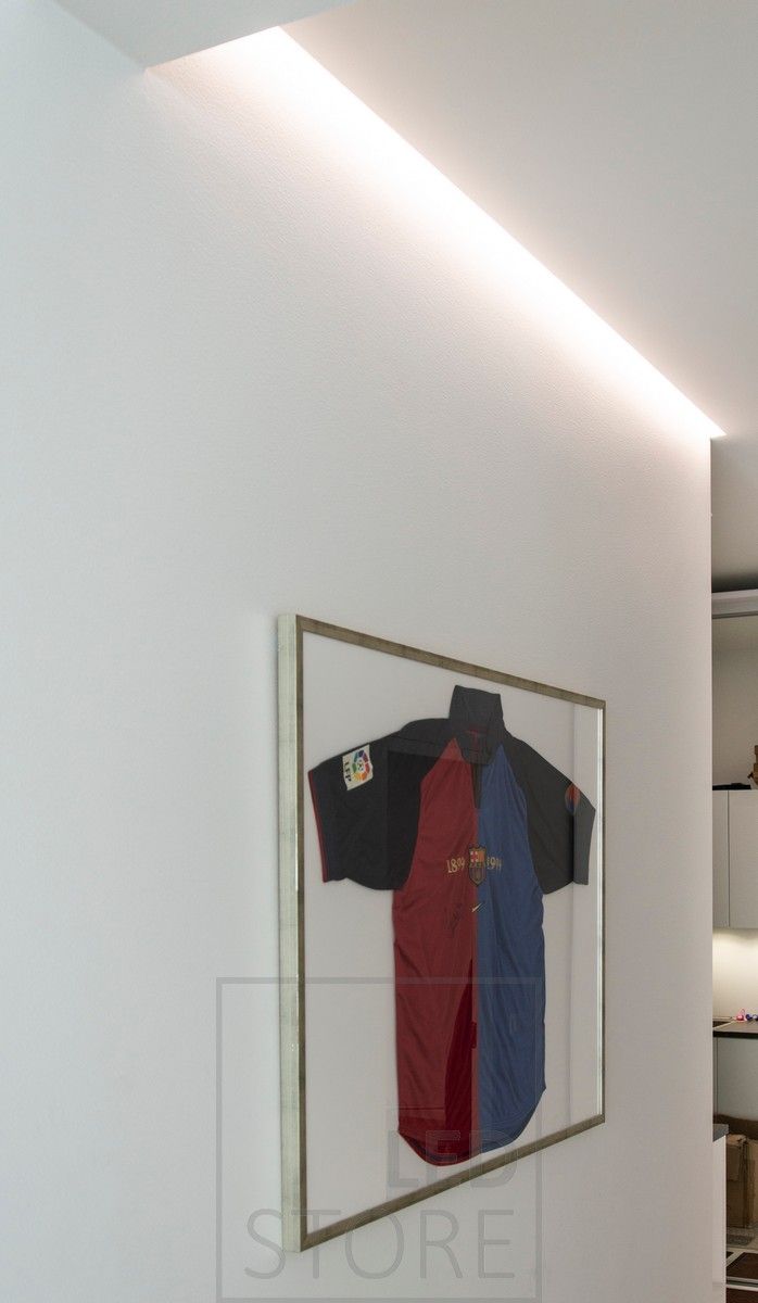 Led nauha asennettuna uraan katon ja seinän väliin. Ledstore.fi