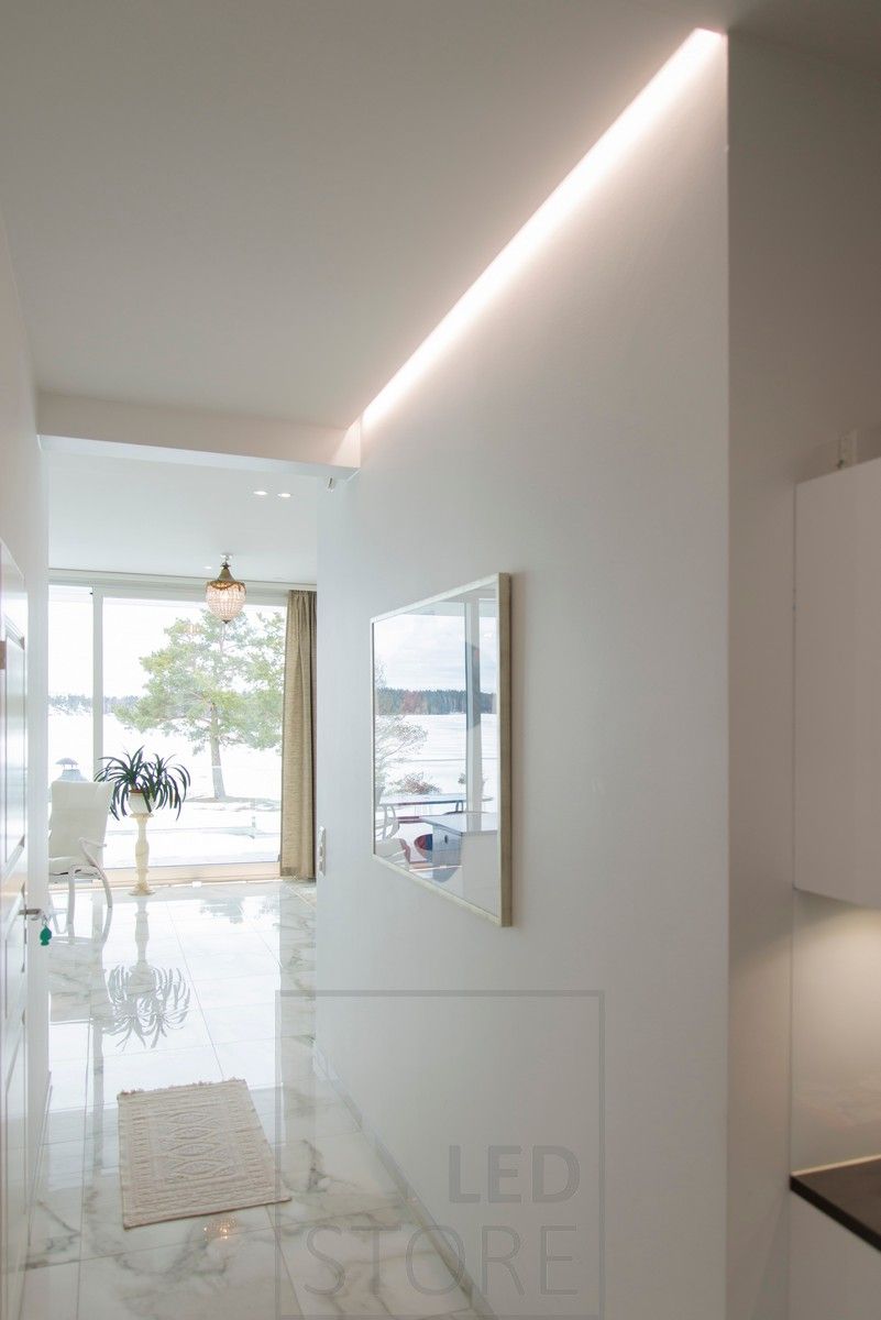 Käytävällä led nauhalla toteutettu epäsuora valaistus joka myös korostaa taidetta seinällä. Ledstore.fi