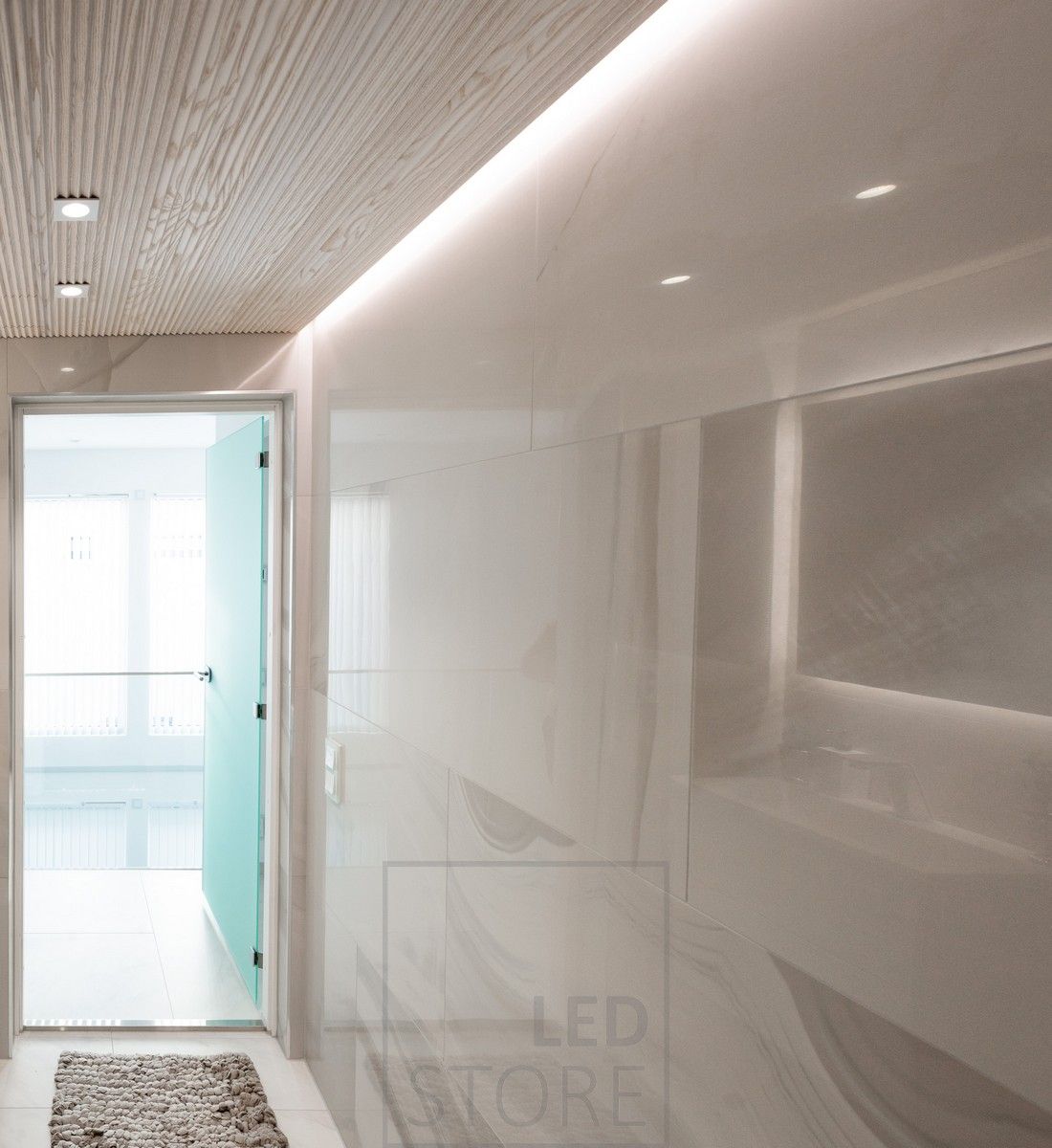 Kylpyhuoneessa spa-tunnelmaa luomassa epäsuora valaistus. Alasvaloina Kantti-spotit. Ledstore.fi