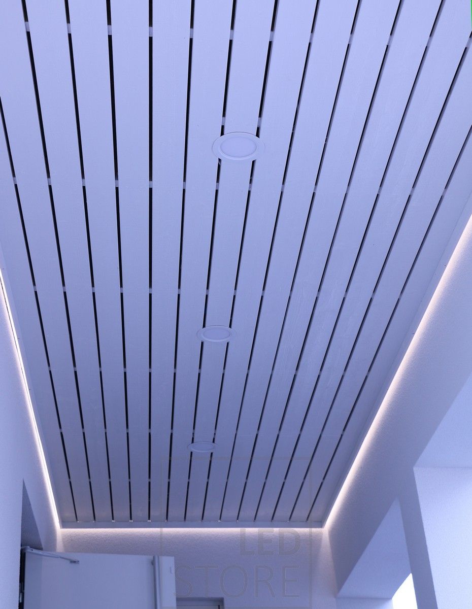 Tilaa kiertämässä epäsuora valaistus. Led valonauha valaisee seinän kautta tunnelmavaloa tilaan. Ledstore.fi