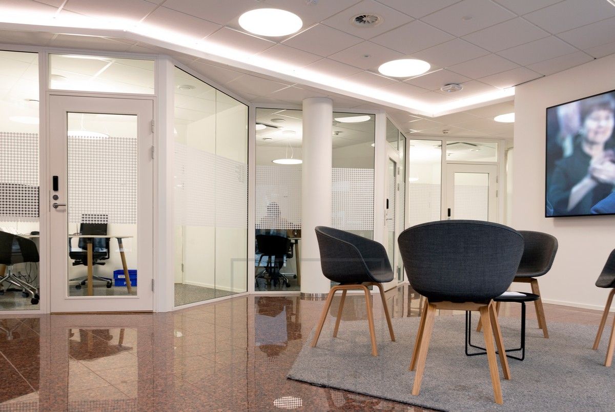 Käytävän valaistus toteutettuna led nauhalla alaslaskun lipassa sekä plafondi-valaisimilla. Led valonauha luomassa epäsuoraa valoa. Yleisvalaistus upotettavilla Plafondi-valaisimilla.