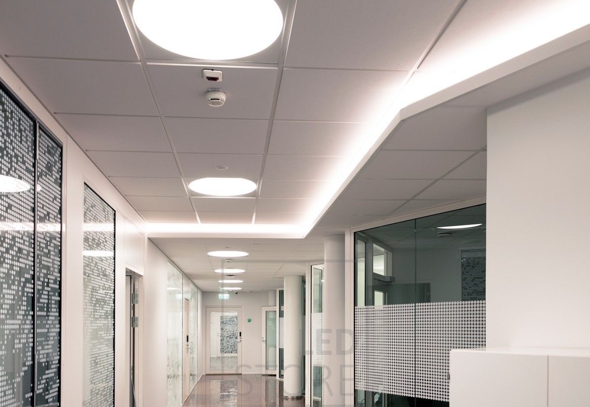 Led nauha asennettuna käytävälle alaslaskun lippaan luomassa tunnelmallista epäsuoraa valoa. Yleisvalaistus toteutettuna upotettavilla Plafondi-valaisimilla.