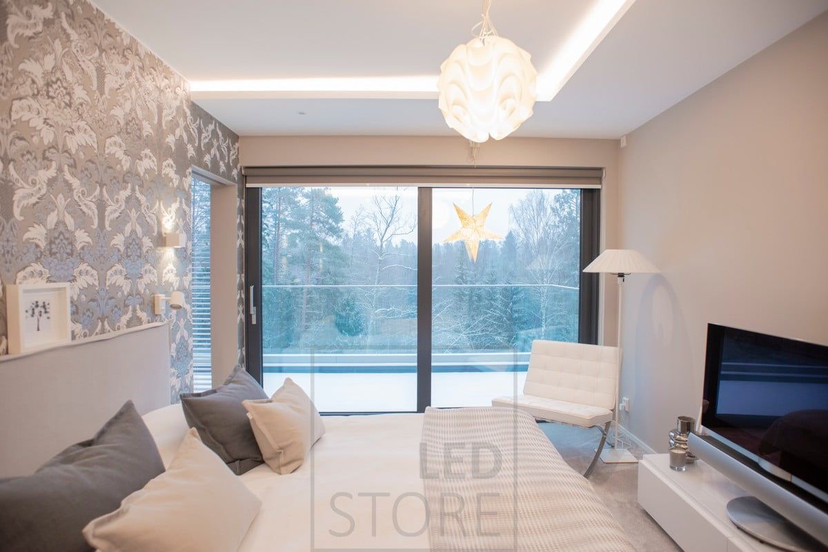 Hotelli-tunnelmaa makuuhuoneessa. Led nauha valaisee epäsuoraa valoa katon kautta. Ledstore.fi