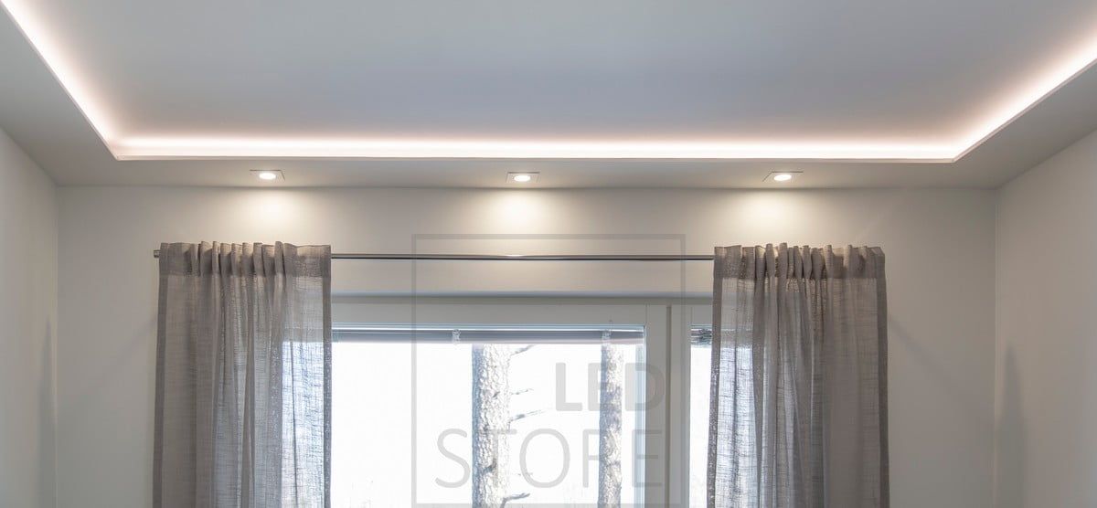 Makuuhuoneessa tunnelmallinen, hotellimaisen ylellinen valaistus. Led nauha luo epäsuoraa valoa ja spotit yleisvalaistusta. Ledstore.fi