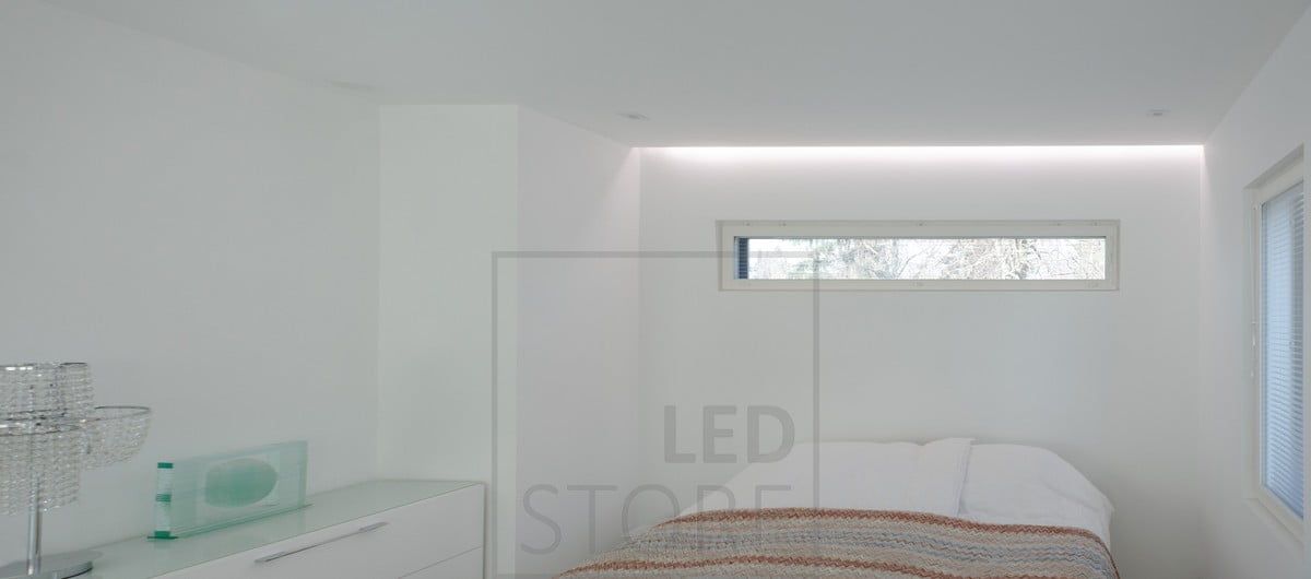 Vihreä tausta, jossa on valkoinen neliö, joka sisältää pinottu tekstin "LED" tekstin "STORE" yläpuolella valkoisella, mainostaen LED-valaistuskauppaa.