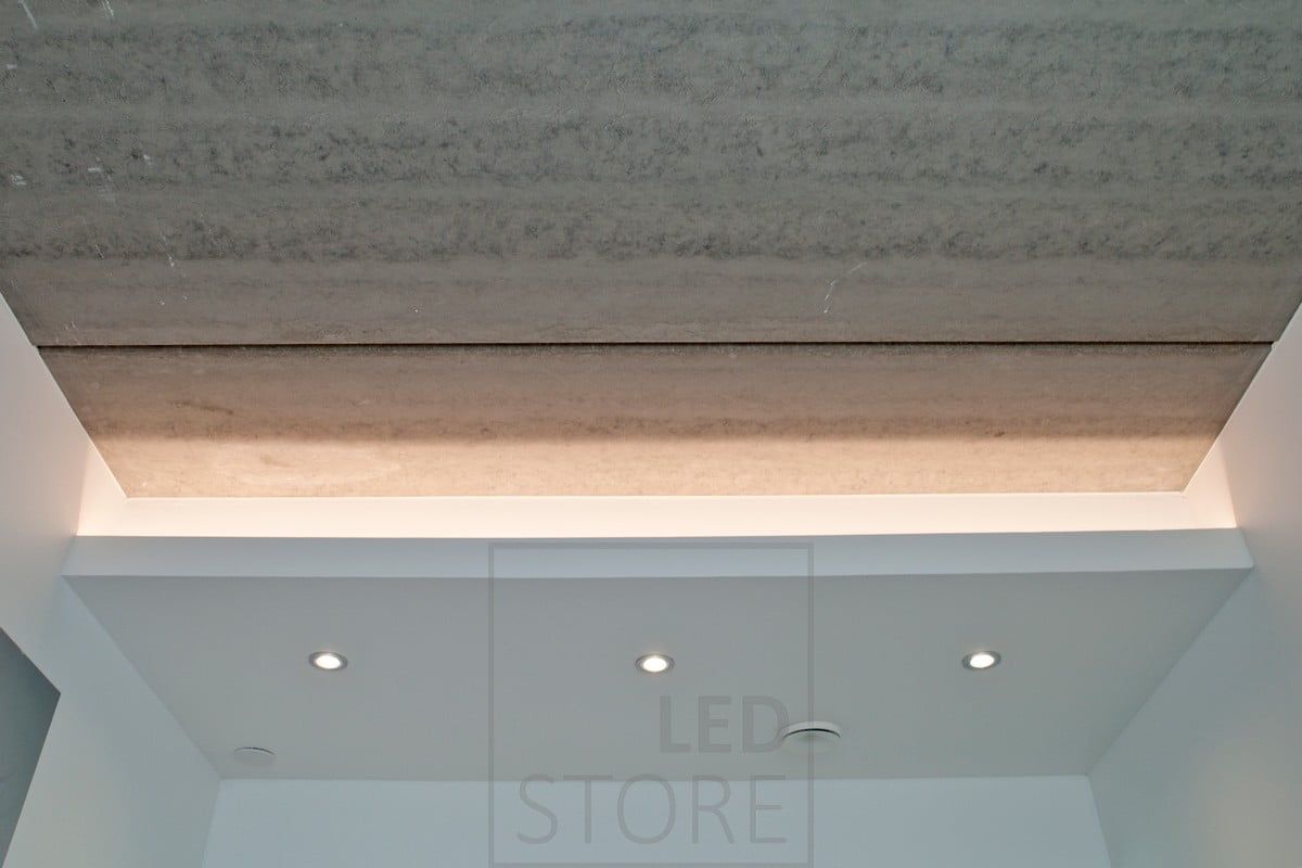 LED Storen logo vihreällä taustalla, jossa on valkoinen neliö, jossa teksti "LED STORE" lihavoituna korostaa energiatehokkaita valaistusratkaisuja.