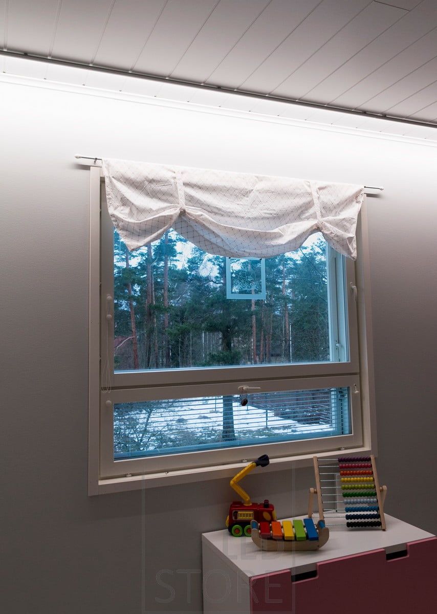Makuuhuoneessa epäsuora valaistus seinää päin suunnatulla led profiililla. Ledstore.fi