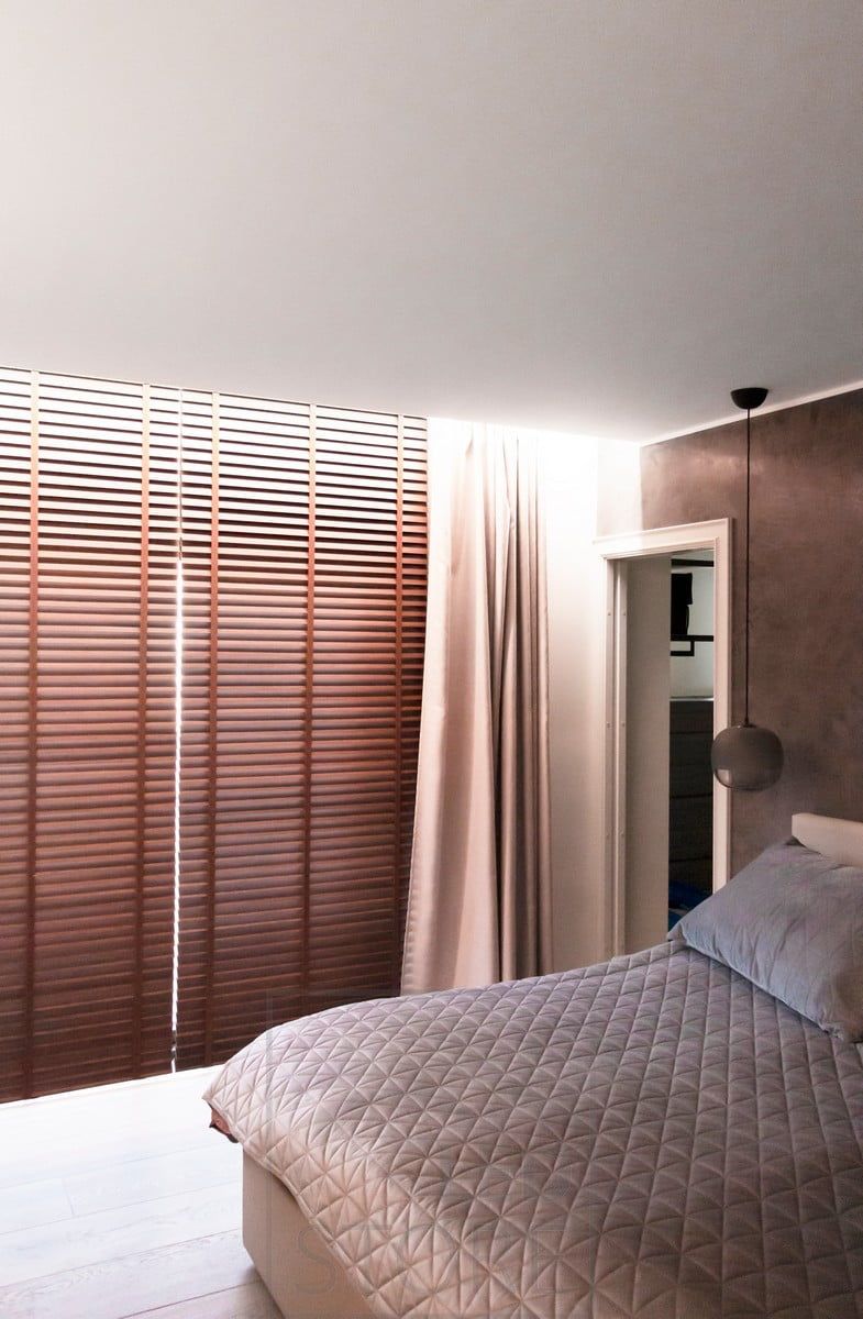Makuuhuoneeseen luotu hotellimaisen yleellinen tunnelma asentamalla led nauhat epäsuorasti katon ja seinän väliin. Ura jätetty niin leveäksi että samaan uraan mahtuu myös verhokiskot. Ledstore.fi
