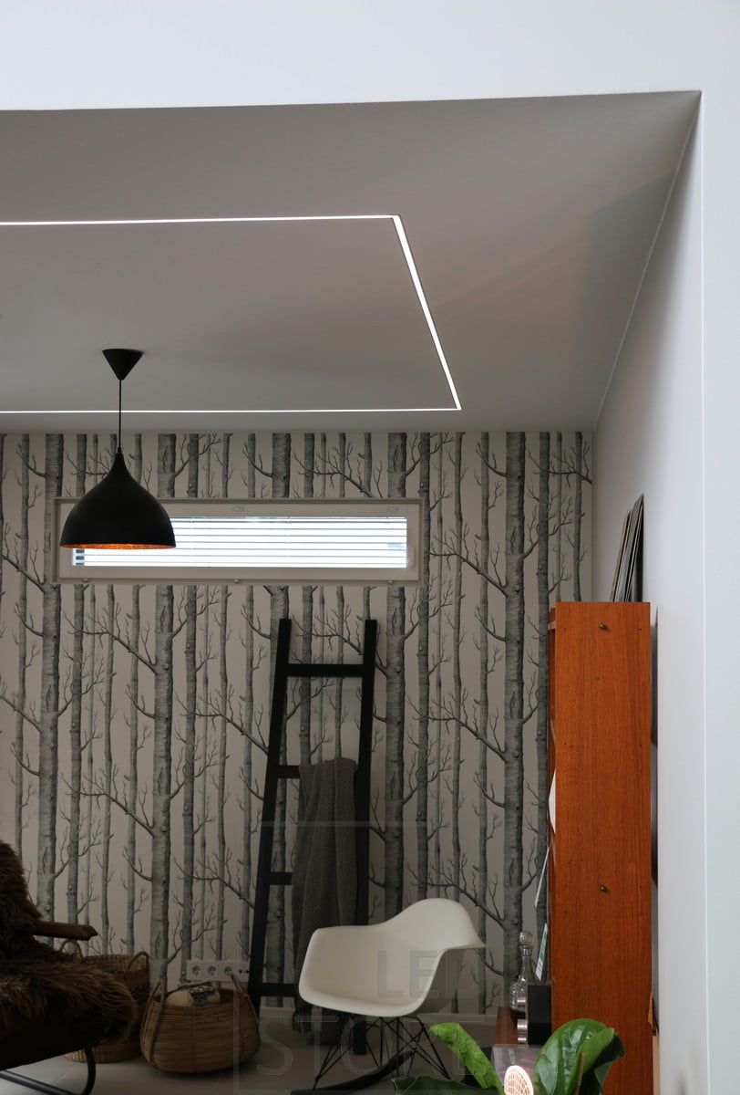 Kapeassa uppoprofiilissa led-nauha, luo kattoon tyylikkään kuvion ja tuo valoa joka puolelle tilaa. Ledstore.fi