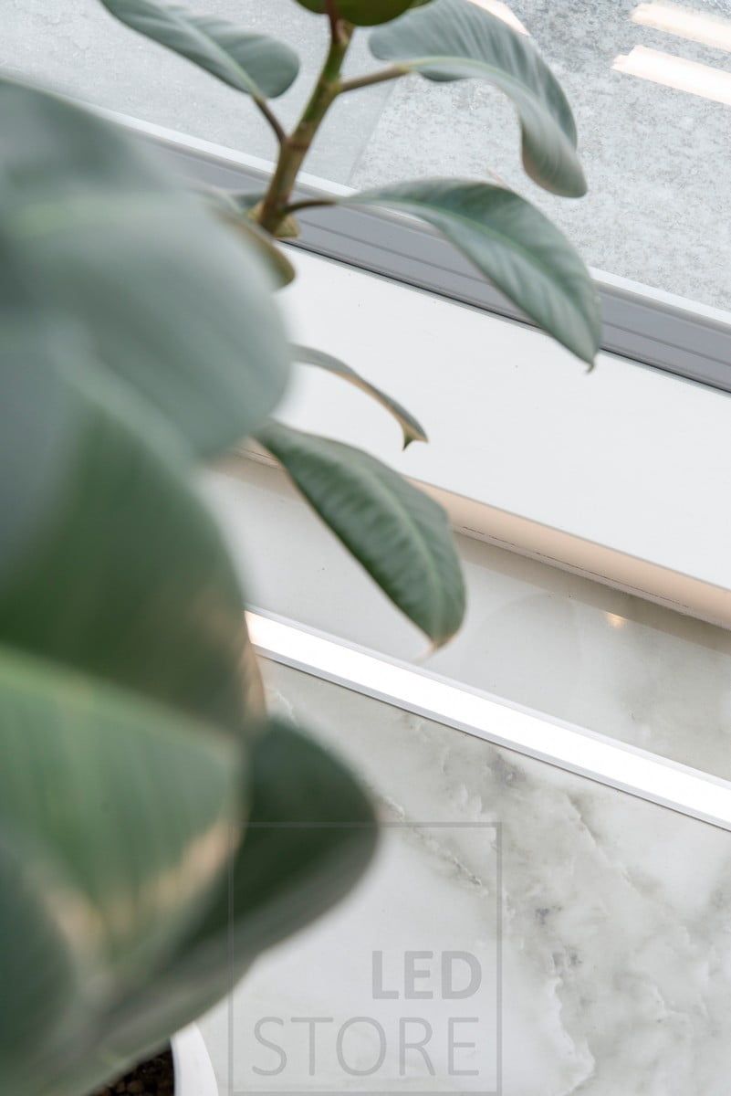 Led nauha upotettuna marmorilattiaan luo minimalistisen ja kauniin yksityiskohdan kodin sisustuksessa. Ledstore.fi