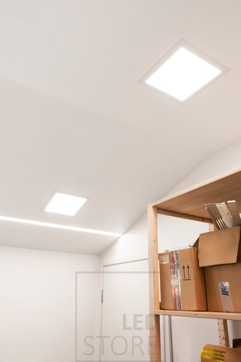 Autotallin valaistuksena 2 kappaletta Led paneeli 300x300 Kipsilevy katossa, sekä upotettava led profiili led nauhalla.