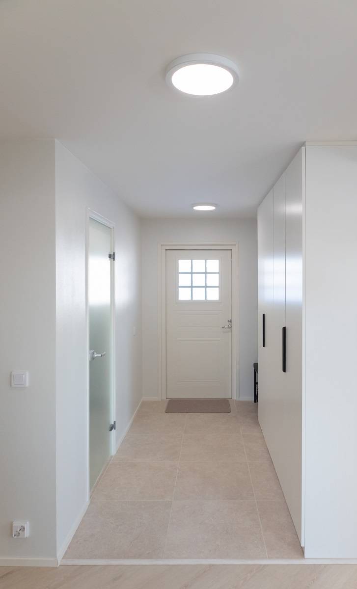 Pyöreät LED plafondit eteisessä