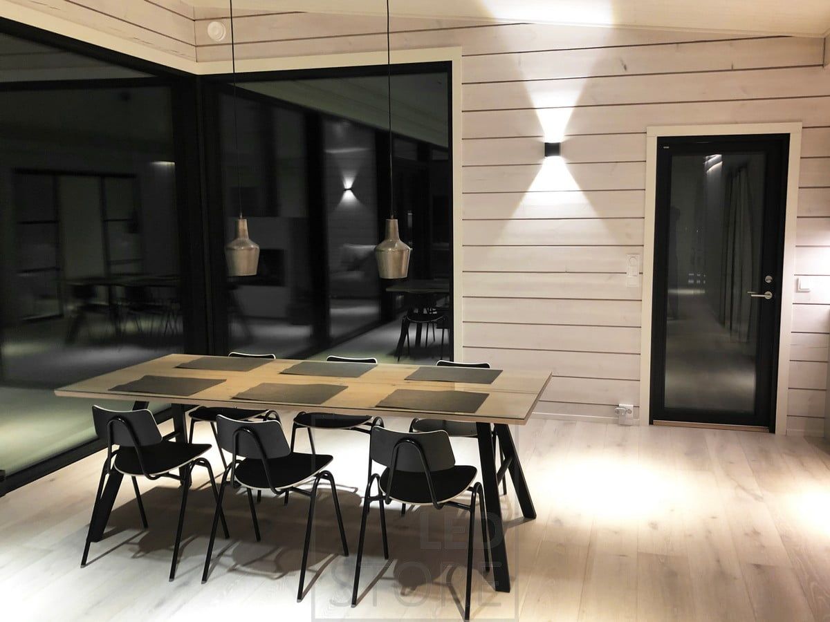 Ruokailutilassa seinälle luomassa epäsuoraa tunnelmavalaistusta musta led seinävalaisin FUNK. Ledstore.fi