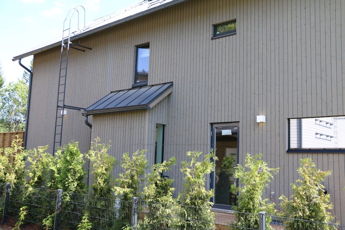Valkoiset FUNK led seinävalot ulkona. Valaisin sopii ulko- sekä sisäkäyttöön ja valon avautumiskulma on säädettävissä valaisimessa olevien siivekkeiden avulla. Ledstore.fi
