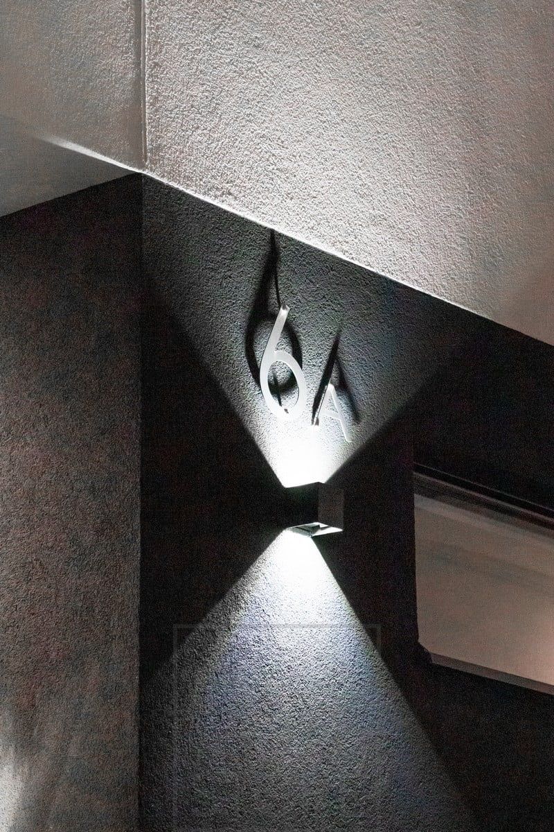 Talon numeroa korostamassa ja valaisemassa FUNK led seinävalo. Ledstore.fi