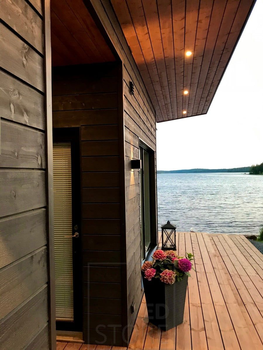 Mustat FUNK led seinävalaisimet korostamassa rakennuksen julksivua ja valaisemassa epäsuoraa valoa. Valaisin on himmennettävä ja valon avautumiskulma säädettävissä. Ledstore.fi