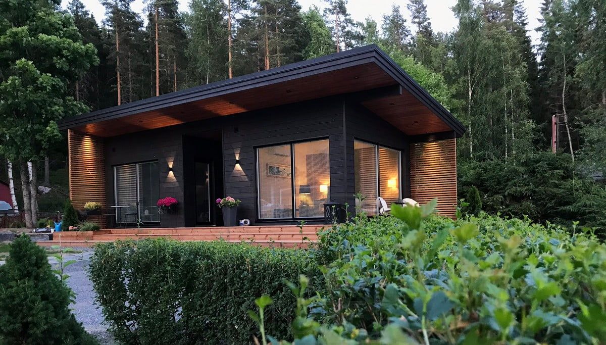 FUNK led seinävalaisimet valaisemassa rakennuksen julkisivua. Lisäksi rimoitusta korostamassa LINJA 5 -spotit. Ledstore.fi