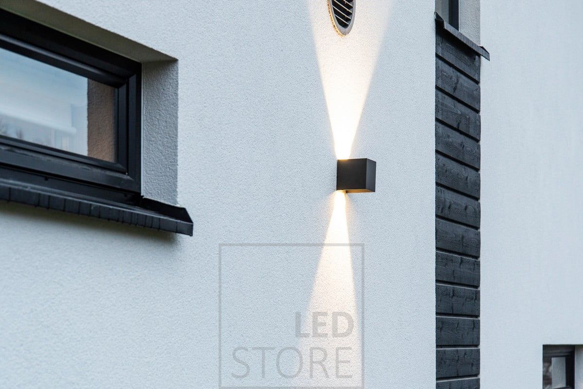 Musta led seinävalaisin FUNK valaisee kahteen suuntaan. Valo sopii erinomaisesti skandinaaviseen sisustukseen sekä moderneihin koteihin. Ledstore.fi