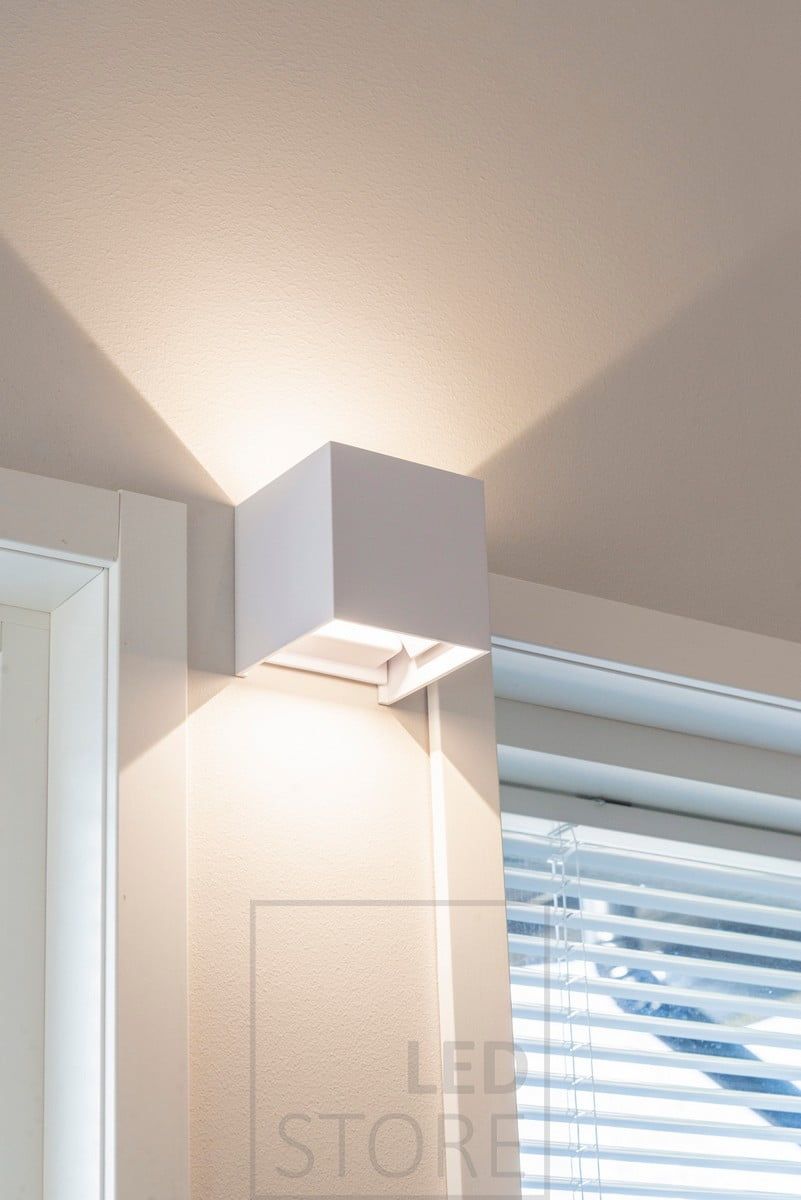 Valkoinen FUNK led seinävalo. Valaisimessa on 4 erillistä siipeä, joiden avulla valon avautumiskulman on säädettävissä itselleen sopivaksi. Ledstore.fi