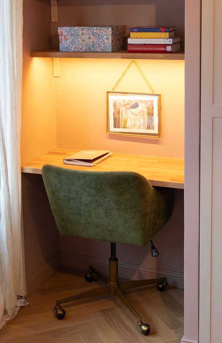 Hyllyn alla led nauha valaisee tasoa.