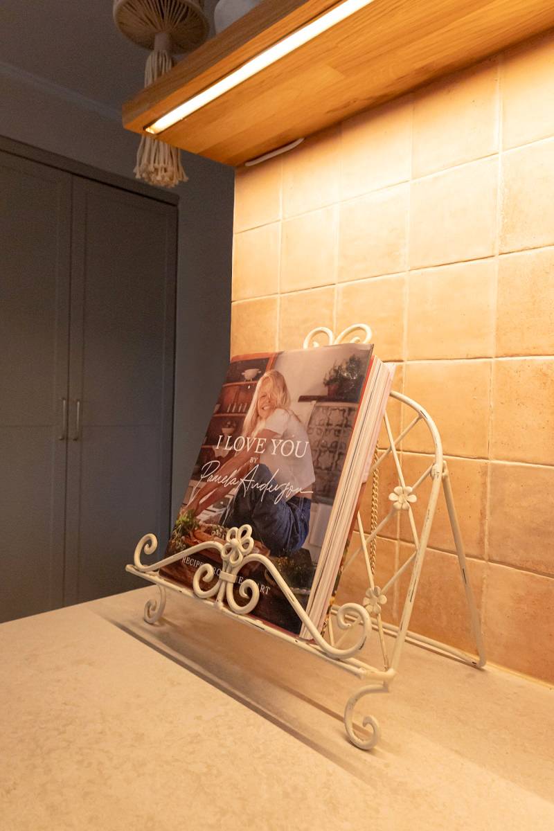 Hyllyn alle asennettu led valonauha valaisee keittiön tasoa.