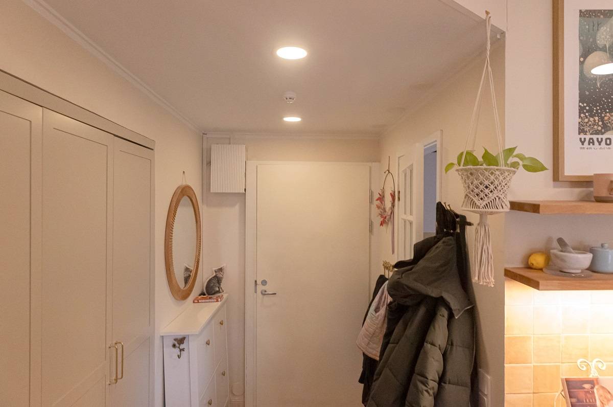 Eteisen katossa kaksi pyöreää led paneelia uppoasennettuna.