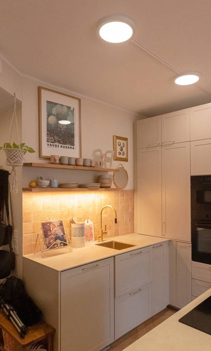 Keittiön katossa kaksi kappaletta LED plafondi 280 ja hyllyn alla led nauhaa lämpimässä 3000K valon värilämpötilassa..