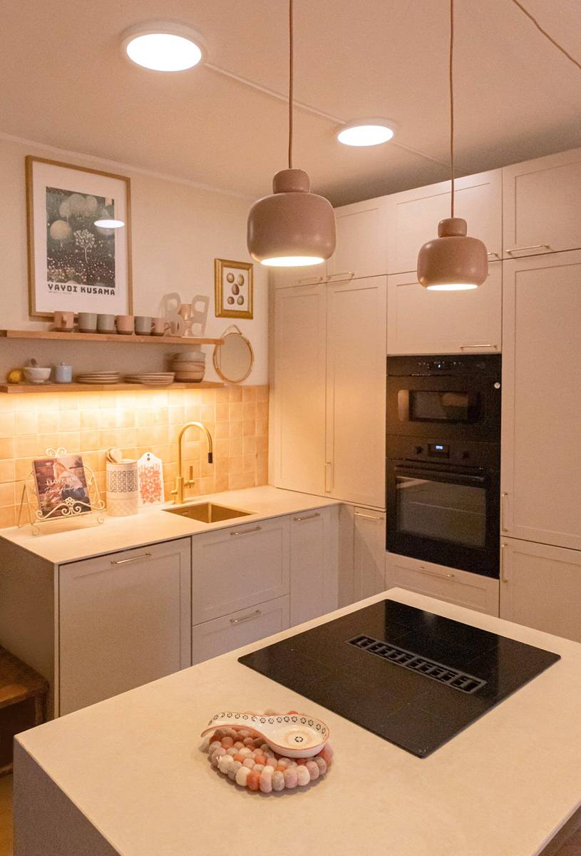 Keittiön katossa pinta-asennettuna kaksi LED plafondi 280, hyllyn alla led nauhaa ja lisäksi saarekkeen päällä kaksi riippuvalaisinta.