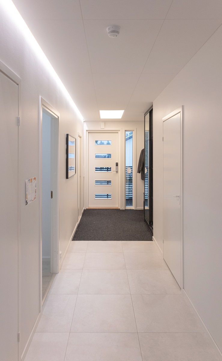 LED valonauha alaslaskun reunassa urassa eteiskäytävällä.