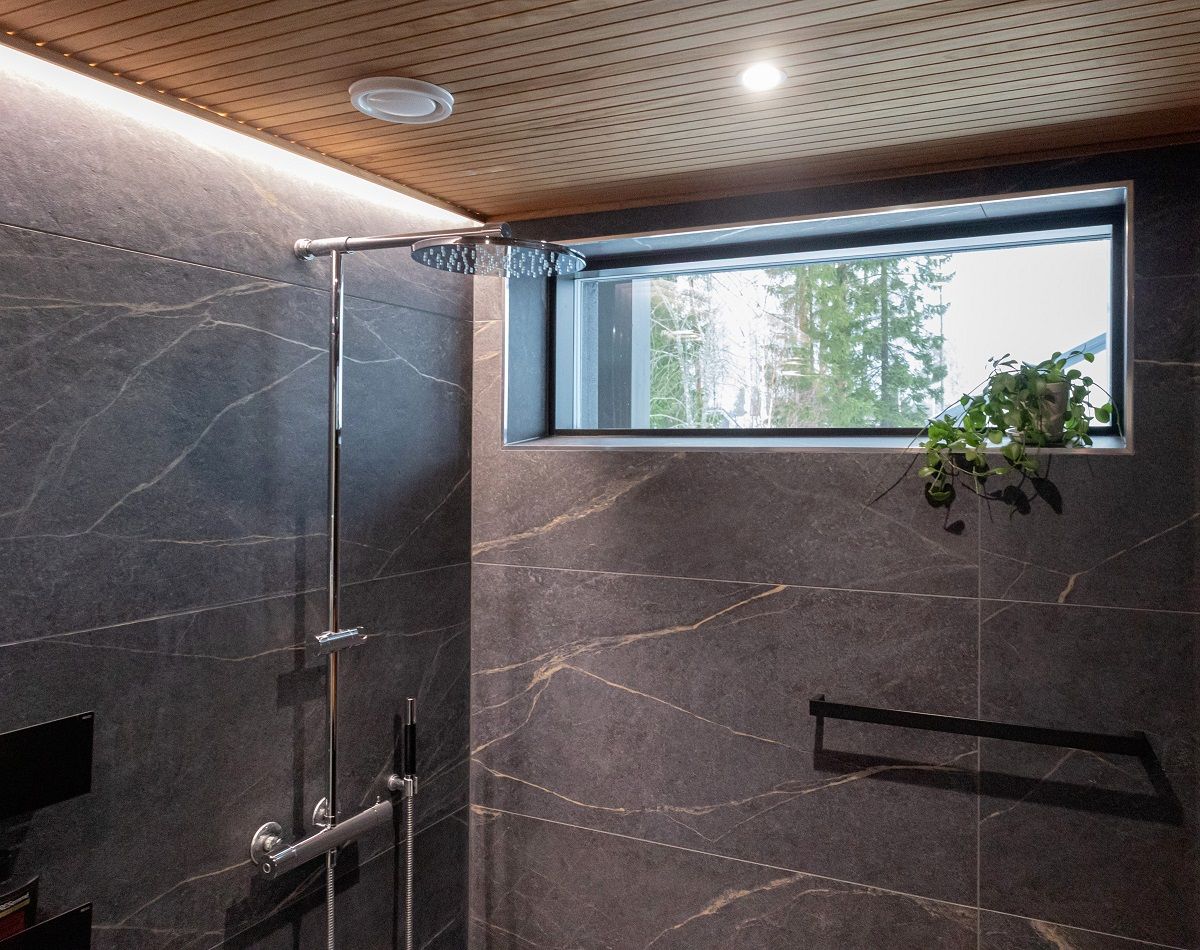 Kylpyhuoneessa spottivalo ja led nauhaa.