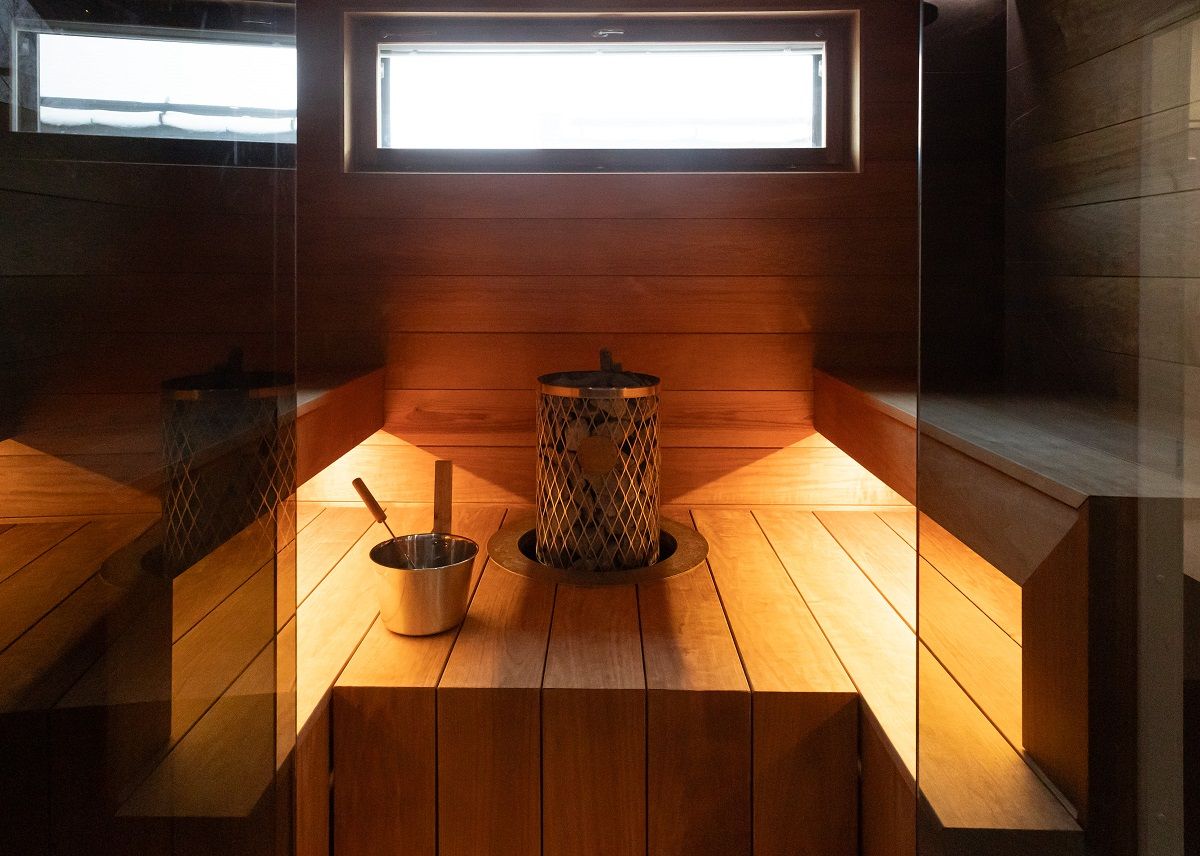 Saunan lauteiden alle asennettu led nauha molemmin puolin.