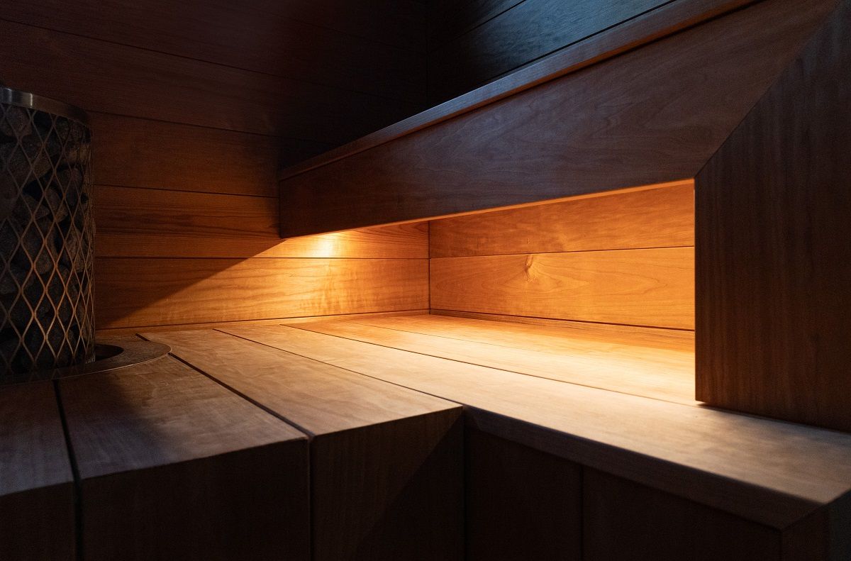 LED nauha valaisee epäsuorasti istuinlauteen alta.