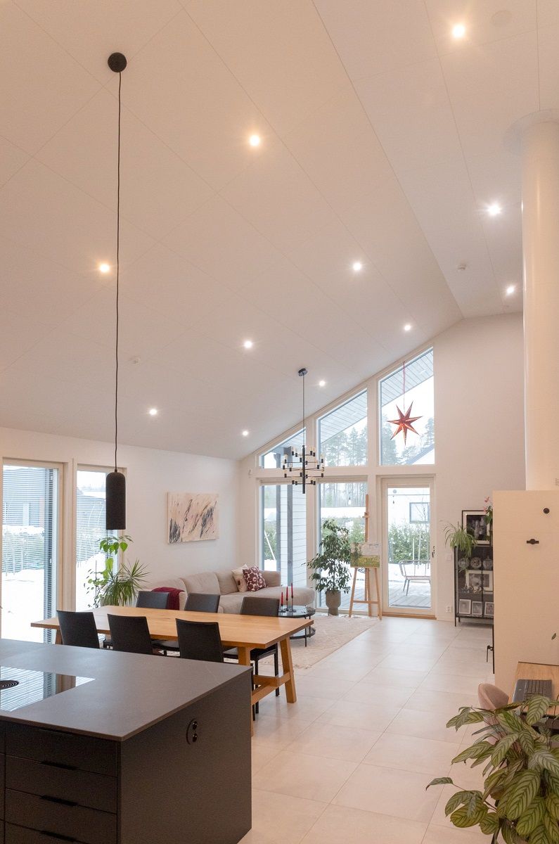 LED spotteja yleisvalona ruokailutilassa ja olohuoneessa.