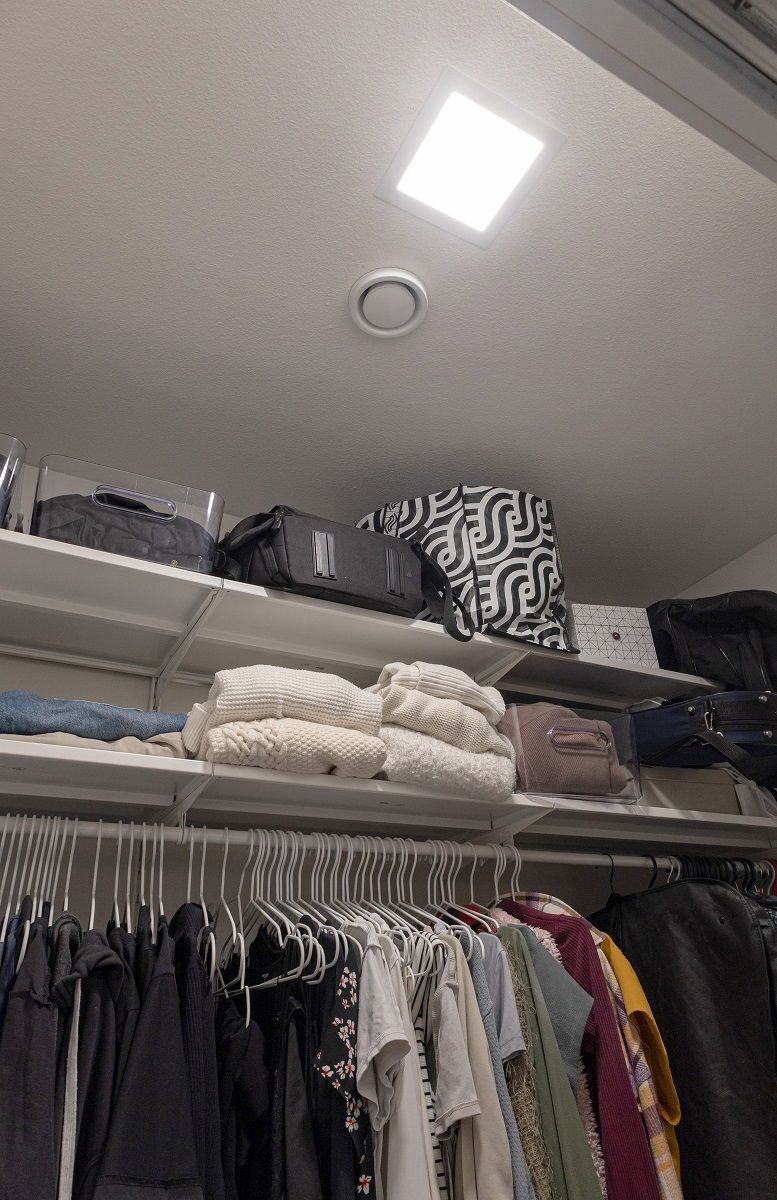 Vaatehuoneen katossa uppoasennettuna pieni nelikulmainen led paneeli.