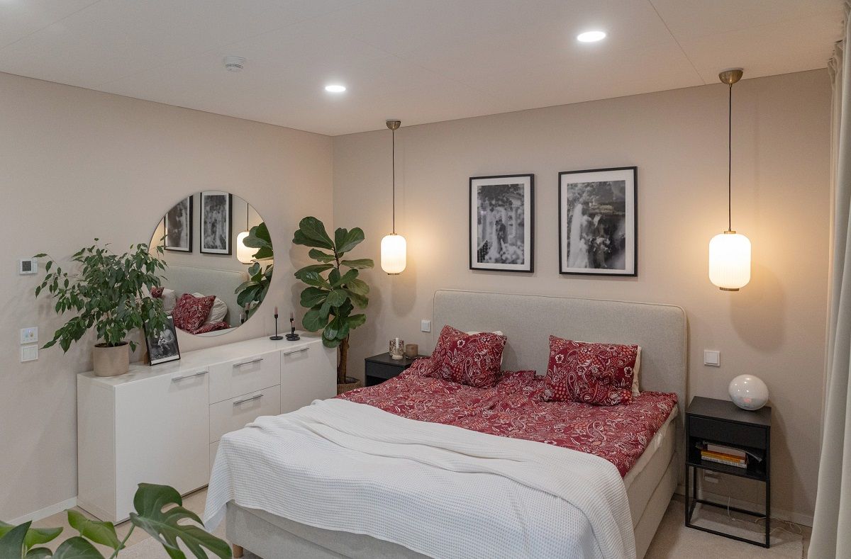 Pienet pyöreät led paneelit uppoasennettuna makuuhuoneen katossa.