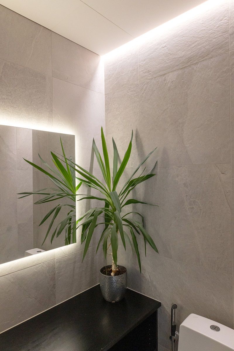 LED nauha seinän ja katon välisessä syvennyksessä sekä peilin takana antaa epäsuoraa valoa.