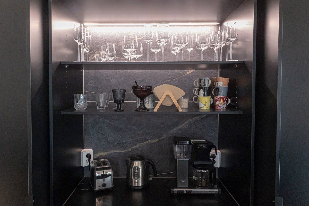 Aamiaiskaappi, jonka ylimmän hyllyn takareunassa led nauhaa.