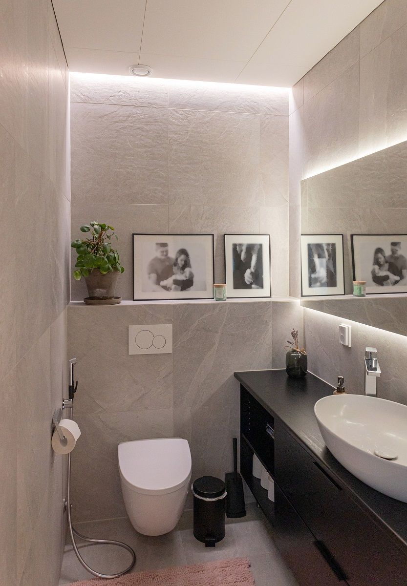 LED nauha seinän ja katon välisessä syvennyksessä ja peilin takana.