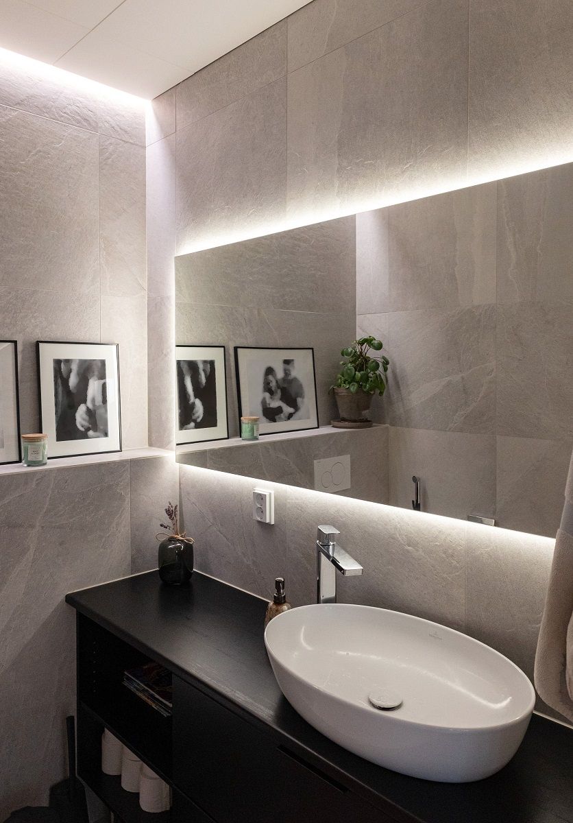 LED valonauhaa upotettuna seinän ja katon väliin sekä peilin takana.