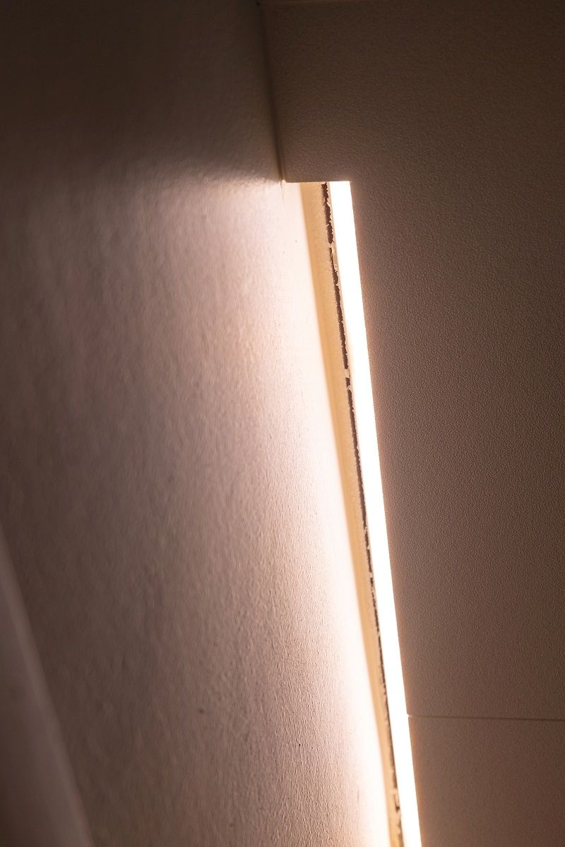 Alaslaskun ja seinän välissä syvennyksessä LED nauhaa.