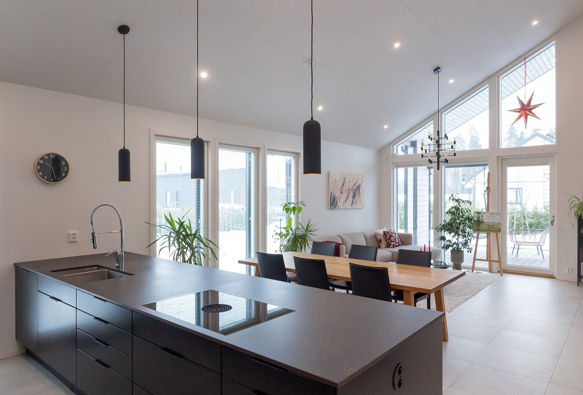 Olohuoneen katossa useita led spotteja, lisäksi asiakkaan omat riippuvalaisimet.