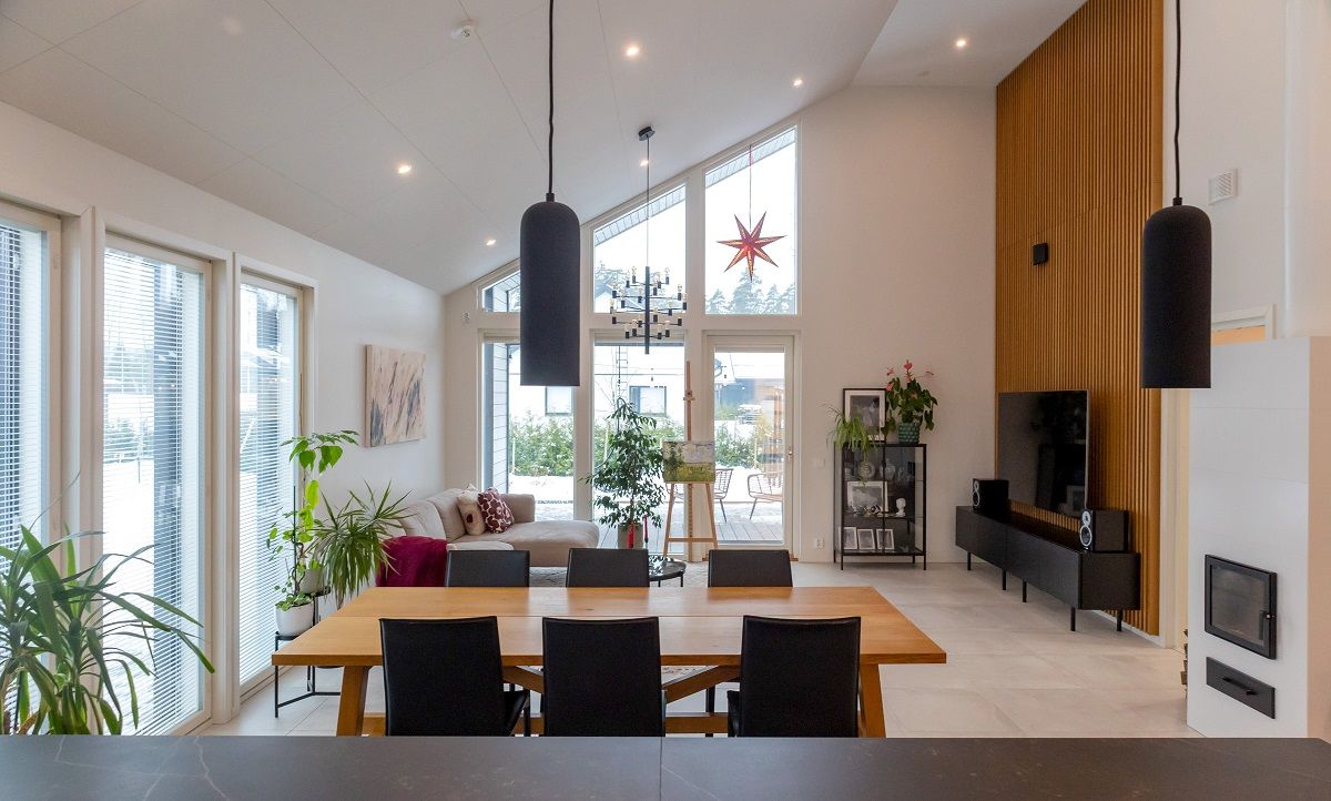 Olohuoneen katossa useita led spotteja, lisäksi asiakkaan omat riippuvalaisimet.