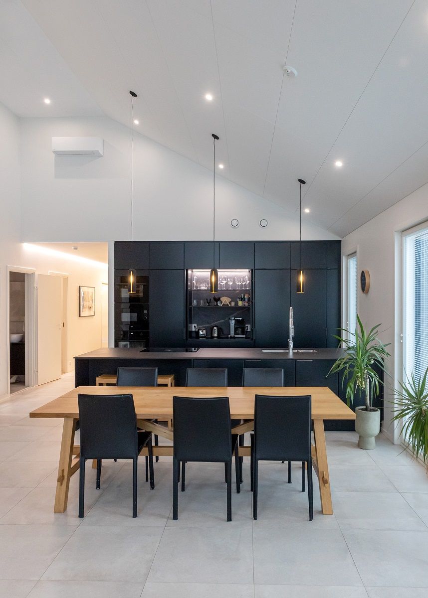 Keittiön katossa on spottivaloja yleisvalona, aamiaiskaapissa led nauhaa ja tason yllä riippuvalaisimia.