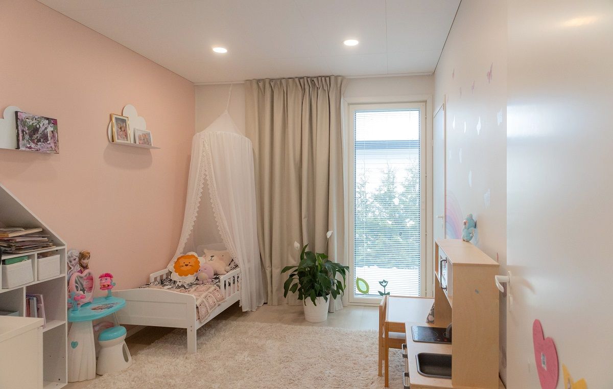 Pienet pyöreät led paneelit uppoasennettuna lastenhuoneessa.