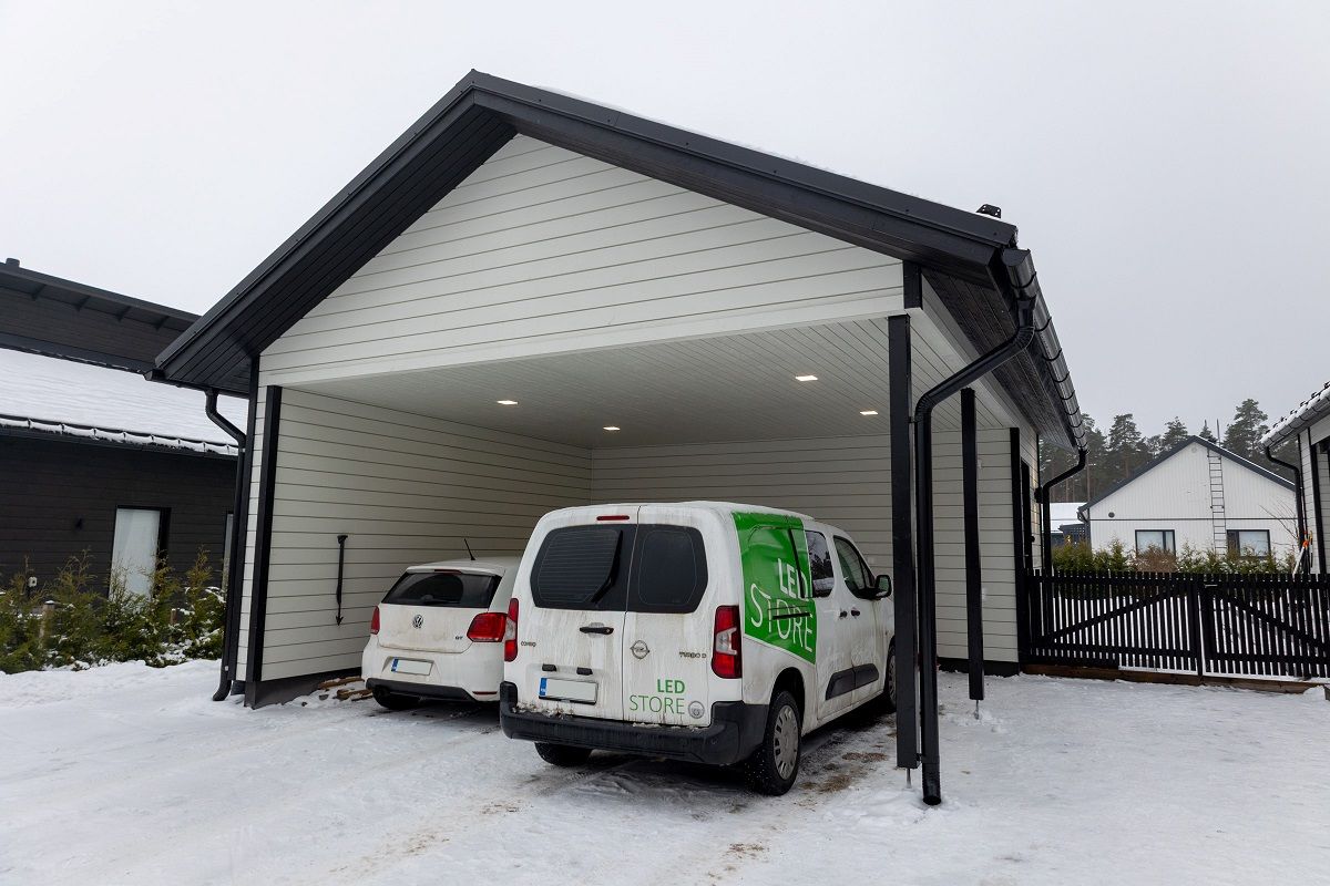 Autokatos valaistu neljällä pienellä paneelivalaisimella.