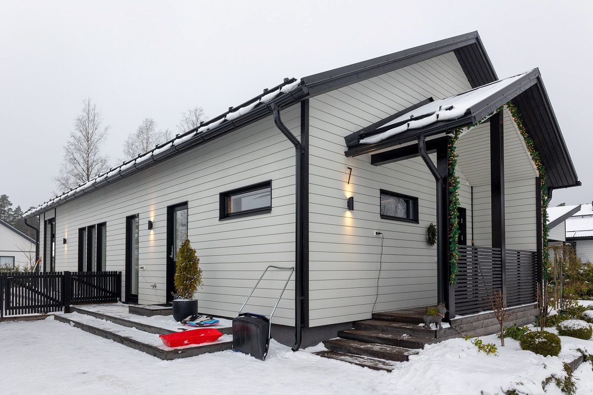 Talon julkisivu on valaistu VIISTO2 seinävalaisimilla.