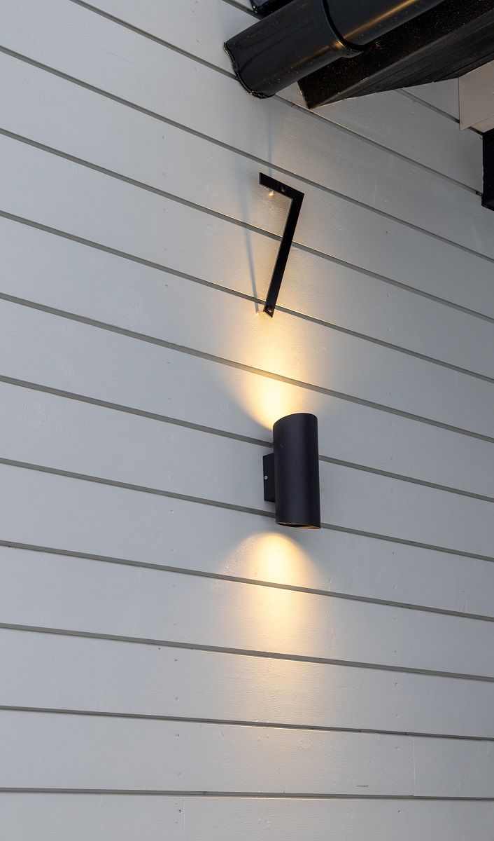 LED seinävalaisin VIISTO2 valaisee talonumeron.
