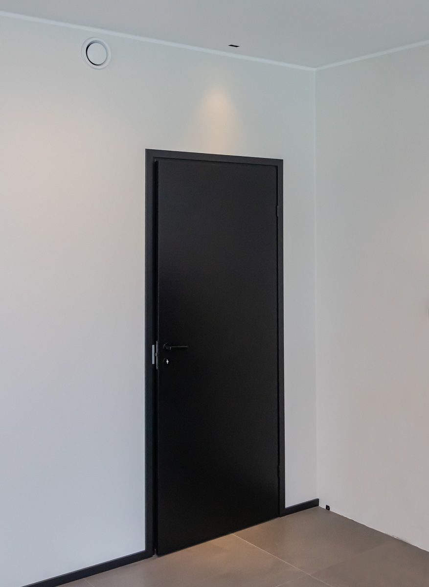 LINJA2 LED alasvalo uppoasennettuna oven yläpyolelle